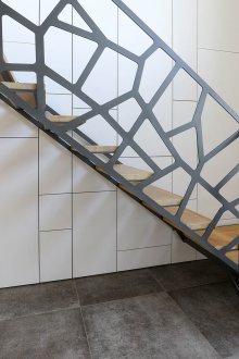 Стълбището към втория етаж върху метална рамка е оригинално