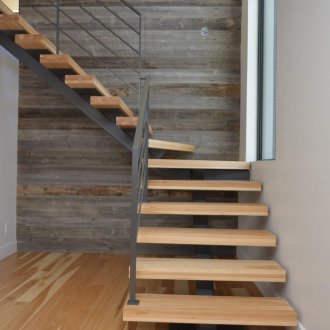 Стенно стълбище към втория етаж върху метална рамка