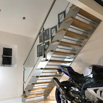 Право стълбище към втория етаж върху метална рамка