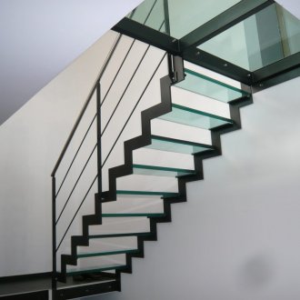 Стълбище към втория етаж върху метална рамка със стъклени стъпала.