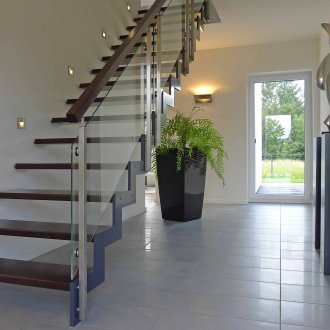 Стълбище към втория етаж върху метална рамка със стъклен парапет
