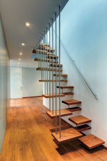 Стълби към втория етаж върху стъпка от метална рамка от гъска