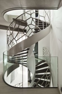 Спирално стълбище към втория етаж