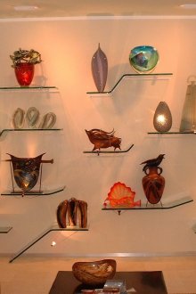 Glasregale im Wohnzimmer für dekorative Accessoires