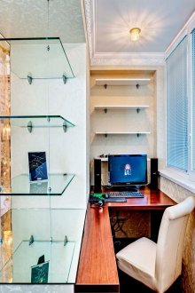 Glasregale in einem kleinen Büro