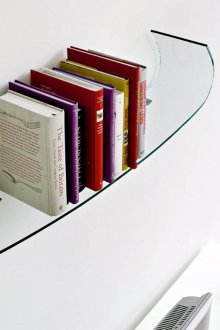 Figured-Buchglasregal im Innenraum