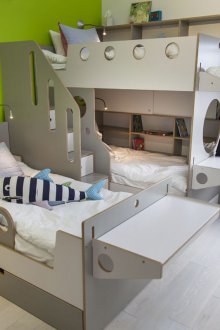 Design Kindergarten für drei Kinder grau