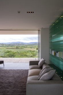 Großes Glasbücherschrank im Inneren des Hauses