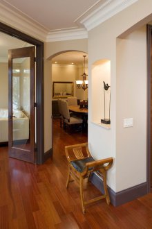 Интериорните корнизи са широки