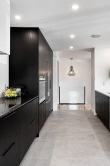 Дизайн на кухня 20 кв.м черно и бяло