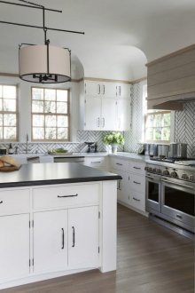 Дизайн на кухня 20 кв.м с престилка от елха