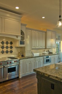 Дизайн на кухня 20 кв.м с прозорец