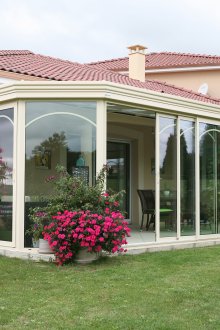 Остъклена веранда с плъзгащи се врати в селска къща