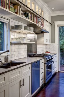 Дизайн на кухня 20 кв.м с панорамен прозорец