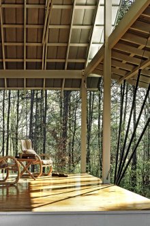 Открита веранда с необичаен покрив