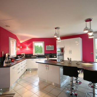 Дизайн на кухня 20 кв.м розов