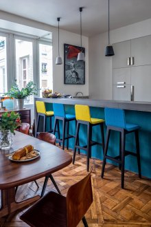 Синя кухня със бар за закуска