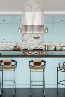 Голяма кухня в сини тонове