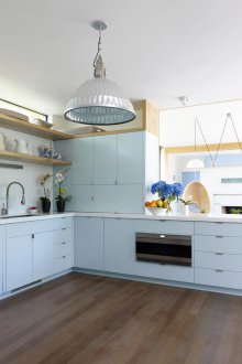 Синя кухня с дърво