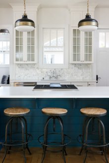 Дървена кухня в сини тонове