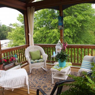 Уютна тераса със завеси