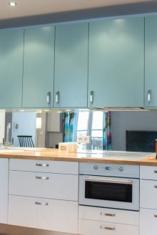 Синя кухня с шкафове