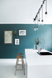 Кухня със сини стени