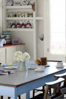 Кухненска маса в сини тонове