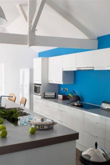 Ярко синя кухня