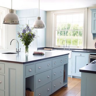 Кухня в сини тонове в селска къща