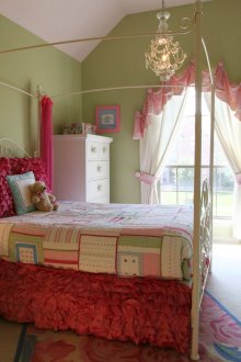 Дизайн на завеси за детска стая на сводест прозорец