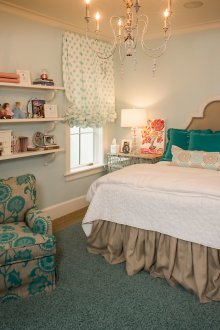 Дизайн на завеси за детска стая с тюркоазена щампа