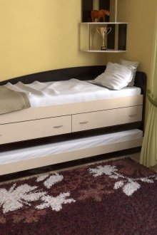 Бежово-черно двуетажно легло с чекмеджета