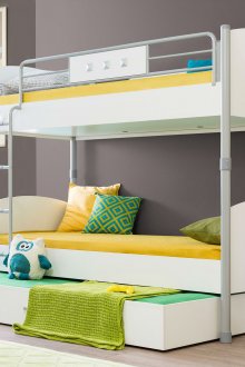 Стилно бяло двуетажно легло в детската стая