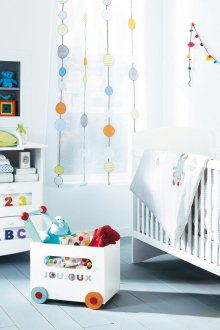 Дизайн на завеси за детска стая с полка точки