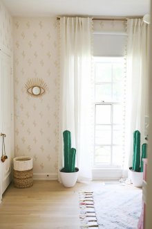 Дизайнерски завеси за детска стая с пискюли.