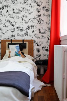 Червени завеси в детската стая