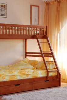 Кафяво двуетажно легло със стълби