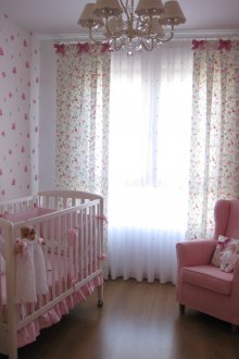 Проектирайте завеса за малка стая с малък принт