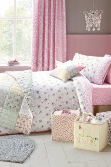 Дизайн завеси за детската стая до перваза на прозореца