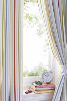 Дизайнерски завеси за детска стая с райета.