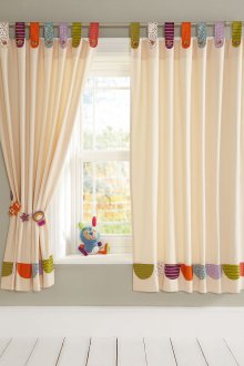 Дизайн на завеси за детска стая многоцветни
