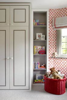 Дизайн на завеси за римска детска стая с геометричен модел.