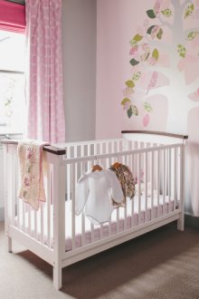 Дизайн на завеси за детска стая розово с модел