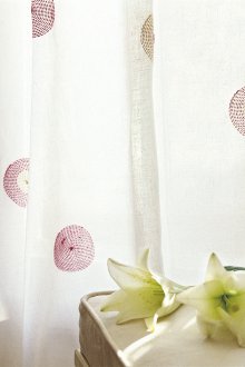 Дизайн на завеси за детска стая с бродерия