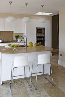 Reka bentuk dapur dengan kaunter beige