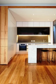 Reka bentuk dapur dengan kaunter bar yang besar