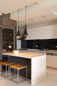 Reka bentuk dapur dengan kaunter bar hitam dan putih