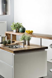 Reka bentuk dapur dengan bar kayu