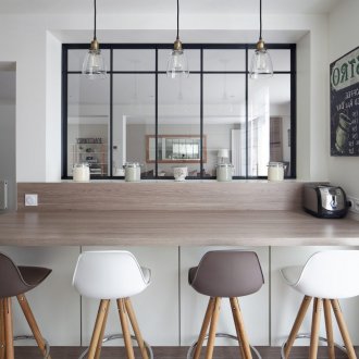 Reka bentuk dapur dengan bar sarapan pagi